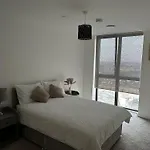 Immaculate 2-Bed Apartment In East London