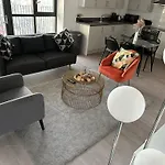 Immaculate 2-Bed Apartment In East London