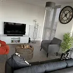 Immaculate 2-Bed Apartment In East London