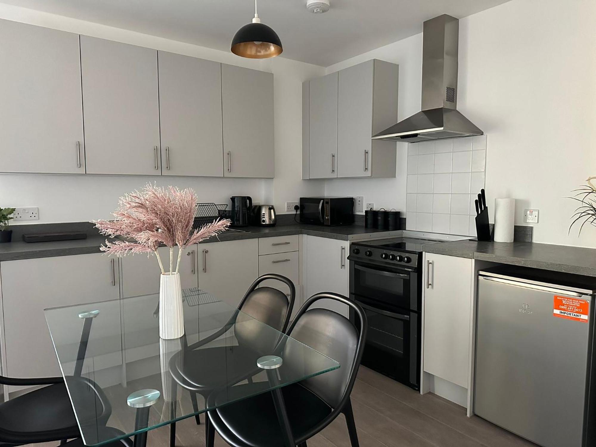 Immaculate 2-bed In East Apartment *