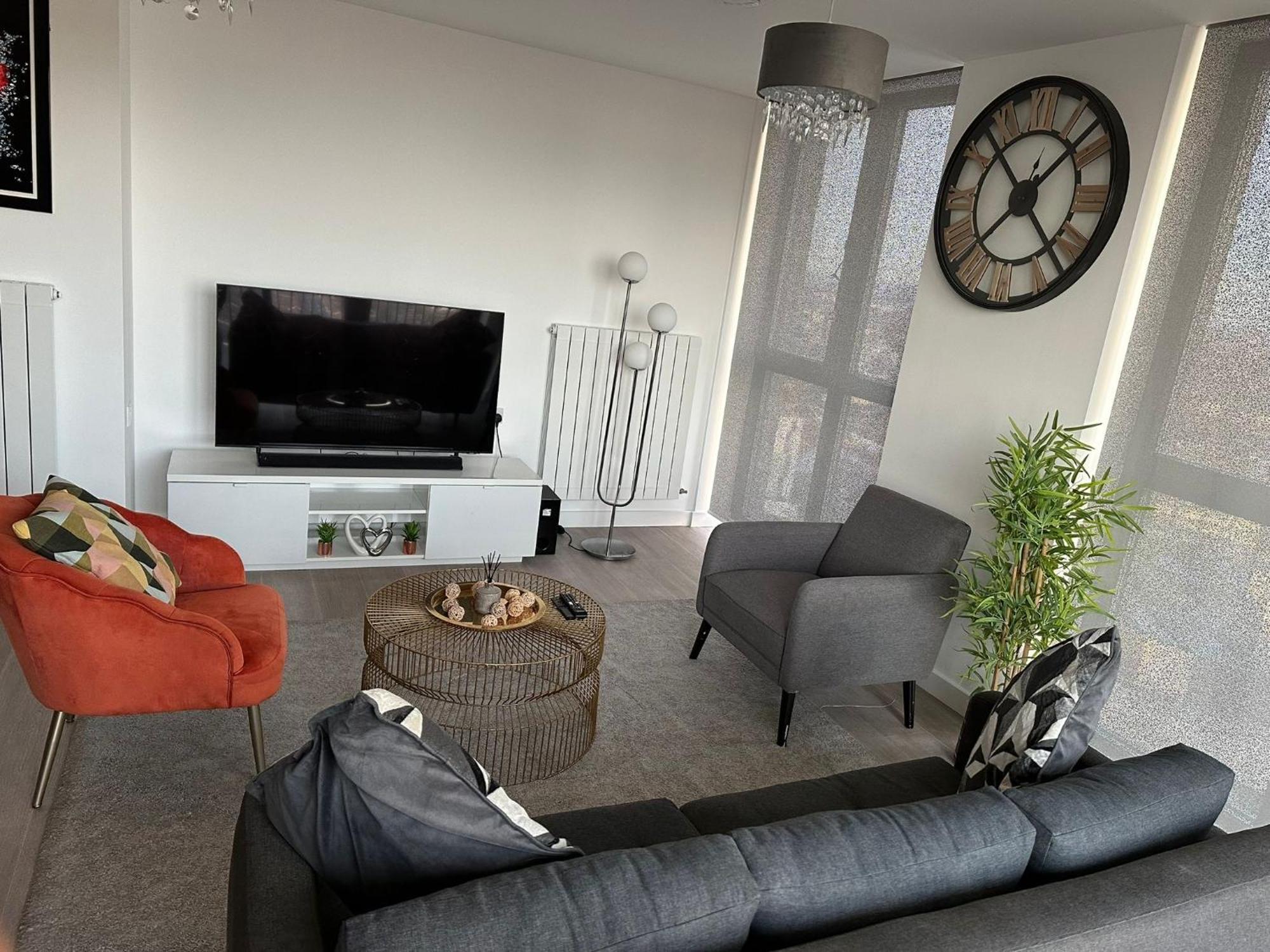 Immaculate 2-bed In East * London