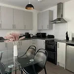 Immaculate 2-Bed Apartment In East London